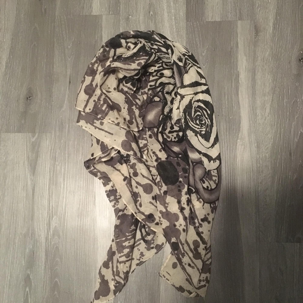 Women’s scarf.